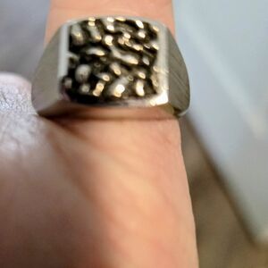 Sarah Coventry Stainlees Steel Silver Tone Textured Unisex Ring. Size 9.5.